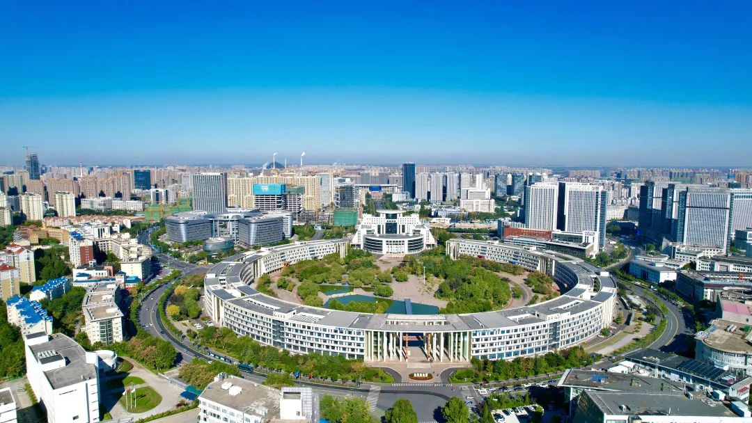 2025年規(guī)上工業(yè)營(yíng)收目標(biāo)突破萬億！濟(jì)南印發(fā)《推進(jìn)新型工業(yè)化加快建設(shè)工業(yè)強(qiáng)市三年行動(dòng)計(jì)劃》